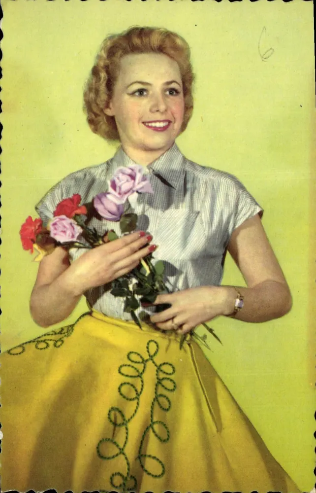Jovem mulher sorridente — segurando um buquê de rosas — n°526 - Frente