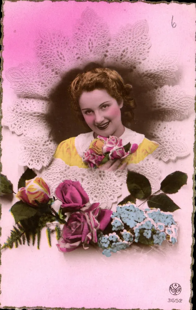 Mulher sorridente com buquê de flores — editor K.A.Z. MOYER, n° 3652 - Frente