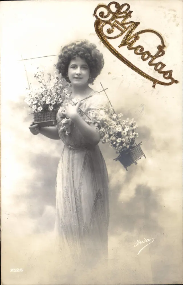 Mulher em vestido elegante segurando dois cestos de flores — Editora Léa Nicolas, n° 2526 - Frente