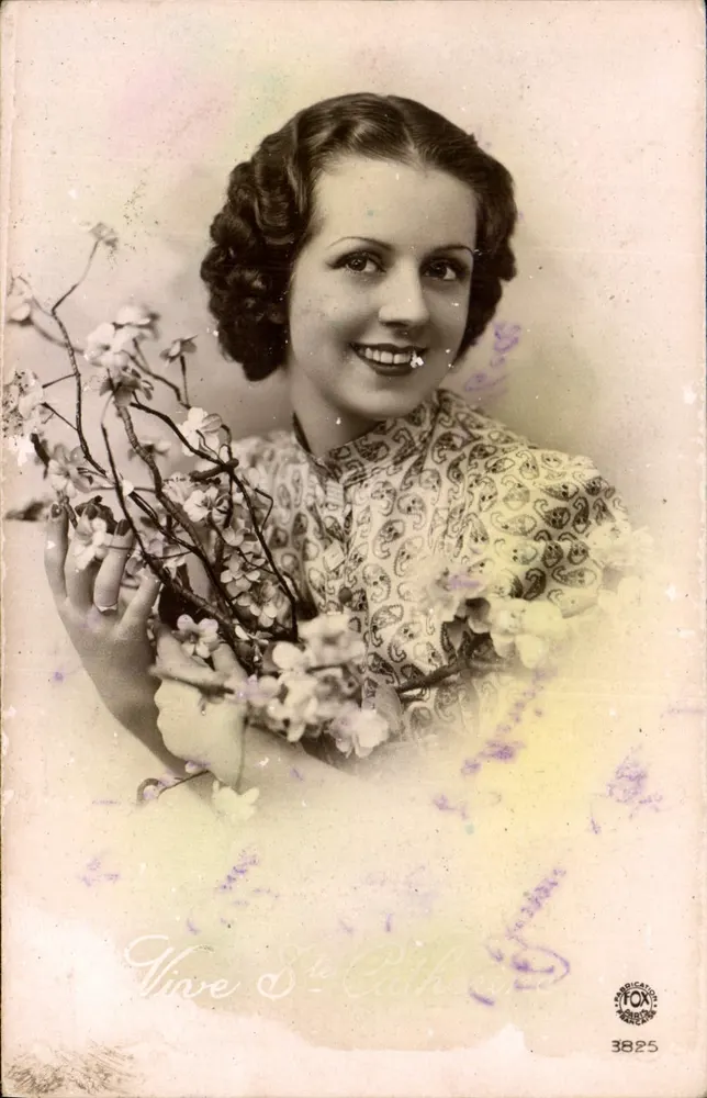 Mulher sorridente segurando galhos de flores — editor FOX PARIS, n° 3825 - Frente