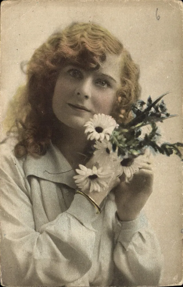 Jovem mulher com cabelos cacheados — segurando um buquê de margaridas — Tuck's Post Card n°4271 - Frente