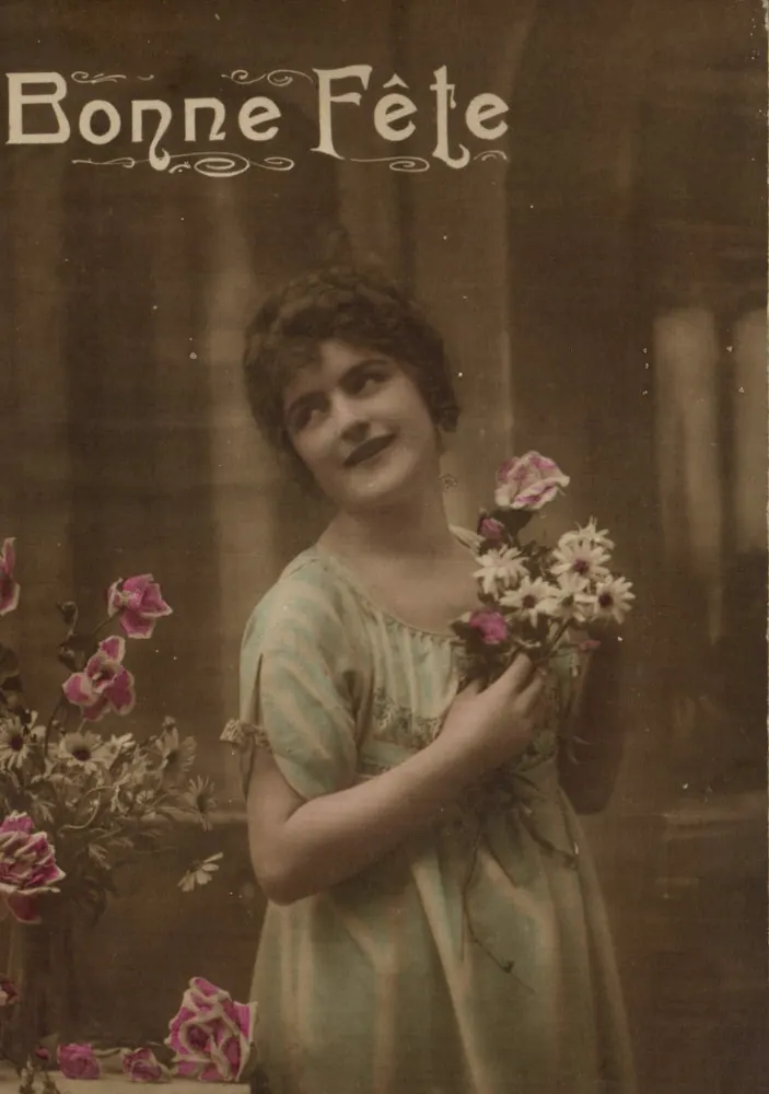 Junge Frau mit Blumenstrauß — Frohe Geburtstagsgrüße — Arlèze & Cie, n° 121 - Vorderseite