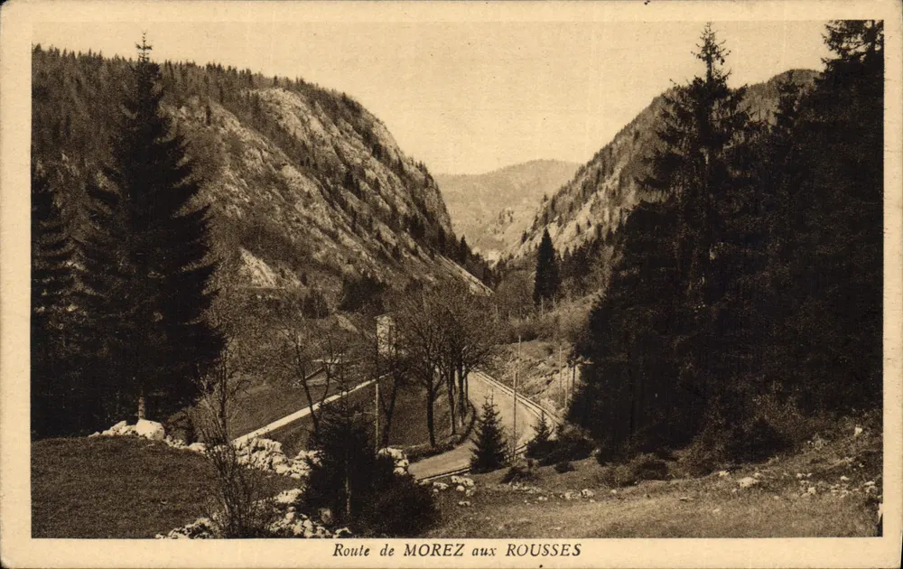 Estrada de MOREZ para ROUSSSES — vista de vale encaixado — Cliché Karré - Dôle - Frente