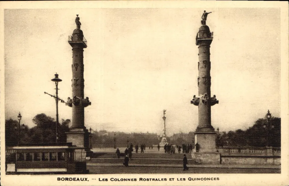 Bordeaux — As Colunas Rostrais e os Quinconces - Frente