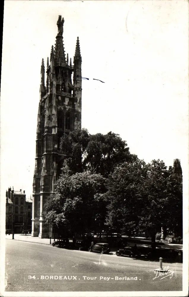 Bordeaux. Torre Pey-Berland — vista da torre gótica com árvores e carros da época — editor Delboy, n° 34 - Frente