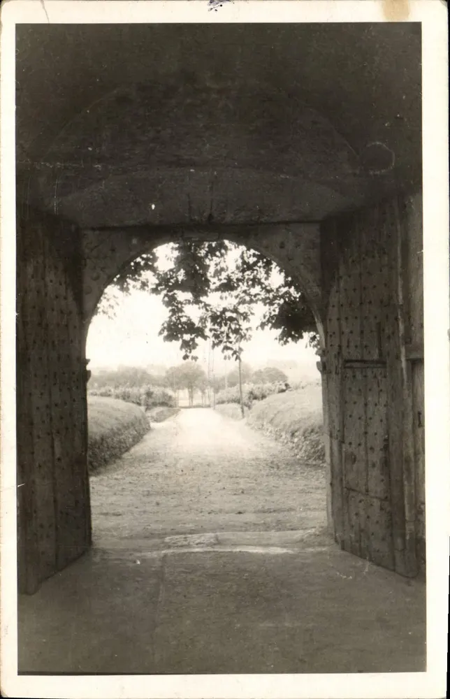 Porta de entrada de um castelo ou parque — vista em preto e branco — editor desconhecido - Frente