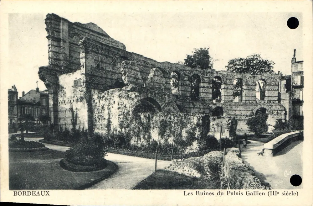 Bordeaux — Ruínas do Palácio Gallien (século III) - Frente