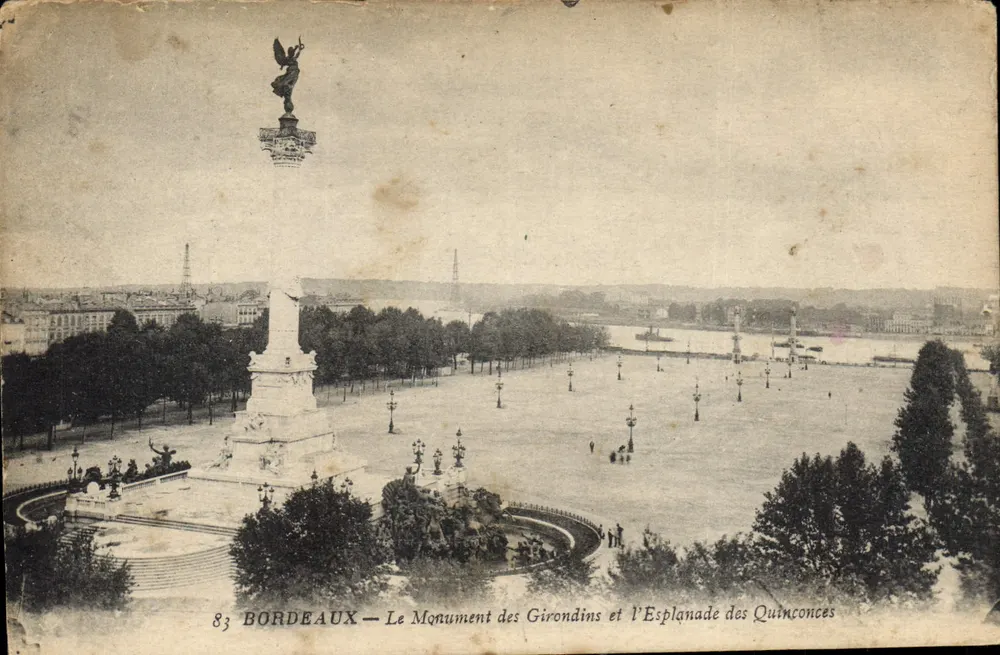 Bordeaux — Der Monument der Girondins und die Esplanade des Quinconces - Vorderseite