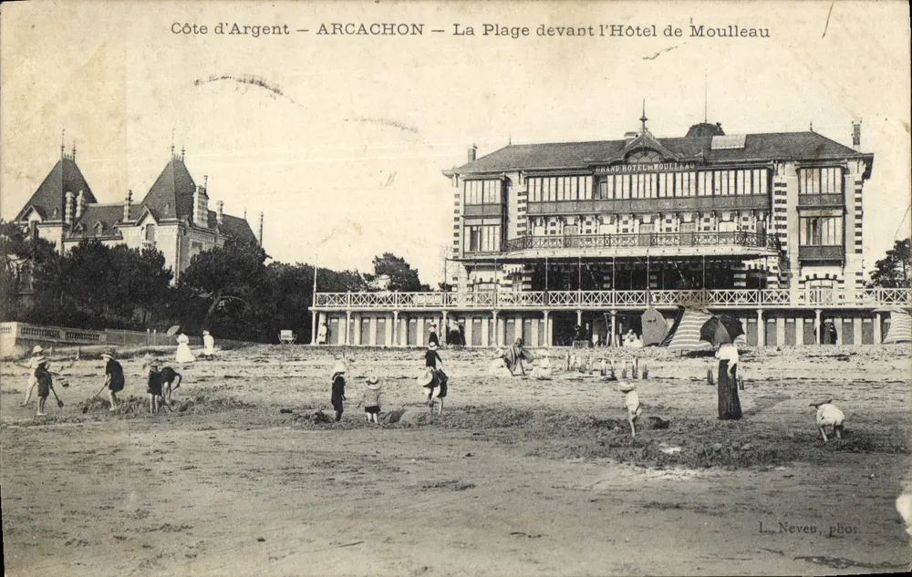 Arcachon — La Plage devant l'Hôtel de Moulleau — Grand Hôtel de Moulleau, éditeur L. Neveu, phot. - Frente