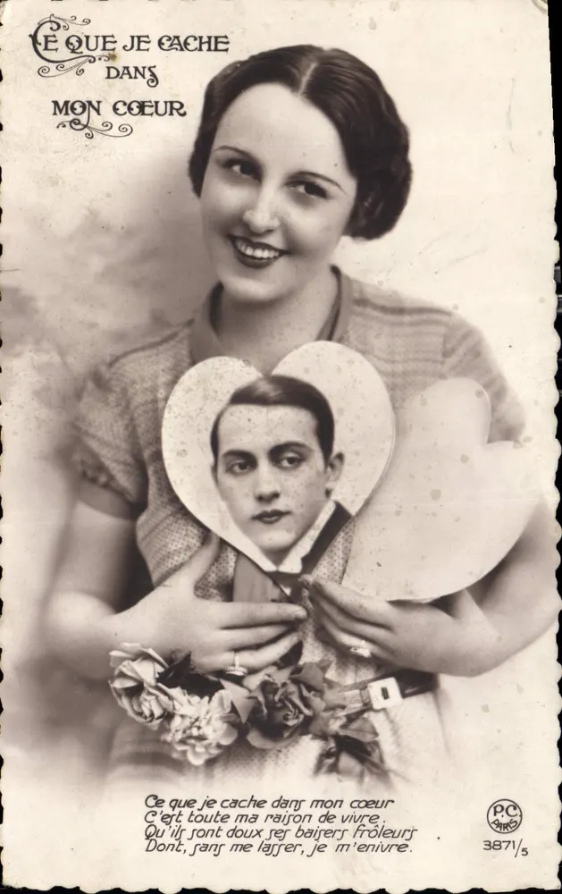 Frau, die ein Herz mit einem Mannsfoto hält — PC Paris 3871/5 - Vorderseite