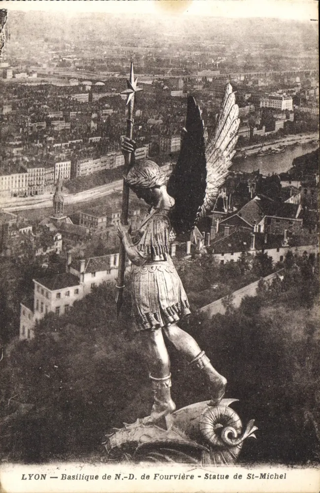 LYON — Basílica N.-D. de Fourvière — Estátua de São Miguel - Frente