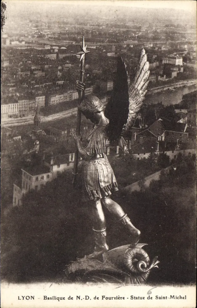 LYON - Basilika Notre-Dame de Fourvière - Statue des Heiligen Michael - Vorderseite