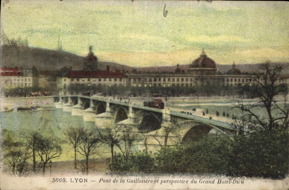 LYON — Brücke Guillotière und Blick auf das Grand Hôtel-Dieu - Vorderseite