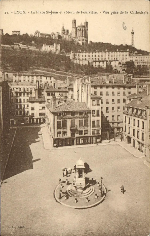 LYON - Place Saint-Jean und Hügel Fourvière - Ansicht vom Dom aus - Vorderseite
