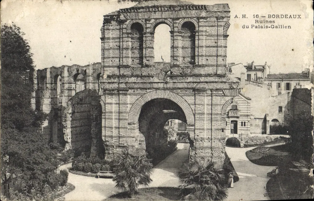Ruínas do Palácio-Gallien — Bordeaux — A.H. 16 - Frente