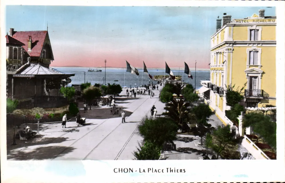 Chon - A Praça Thiers — vista da promenade cercada de árvores e edifícios, com o hotel Richelieu à direita — Edições Chatagnéau, Bordeaux - Frente