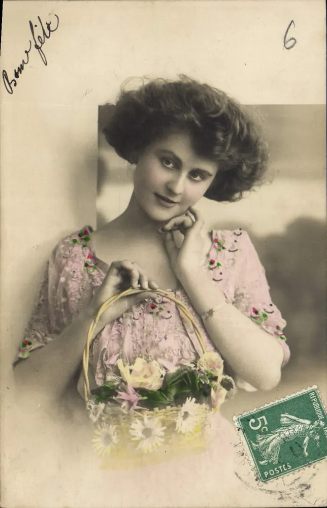 Junge Frau mit Blumenkorb — farbig gefärbte Phototypie — République Française, Nr. 6 - Vorderseite