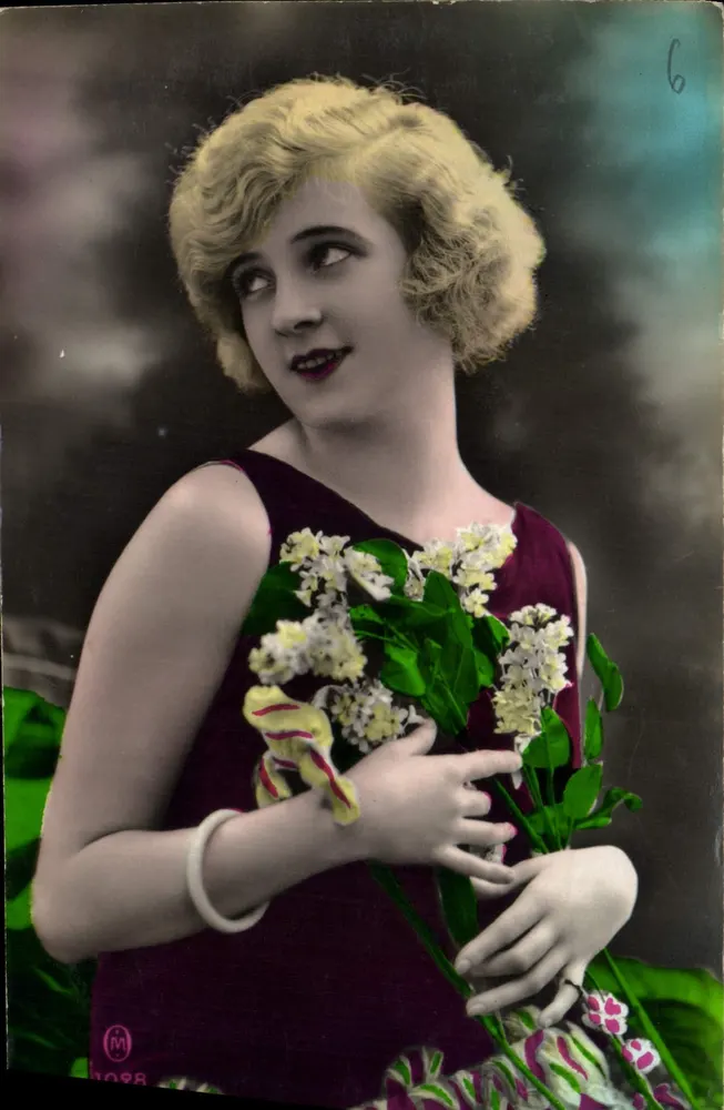 Jovem mulher com cabelos loiros — segurando um buquê de flores — editor M. 10985 - Frente