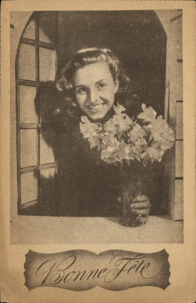 Lächelnde Frau mit Blumenstrauß — Frohe Geburtstagskarte — Edition Vermot - Vorderseite