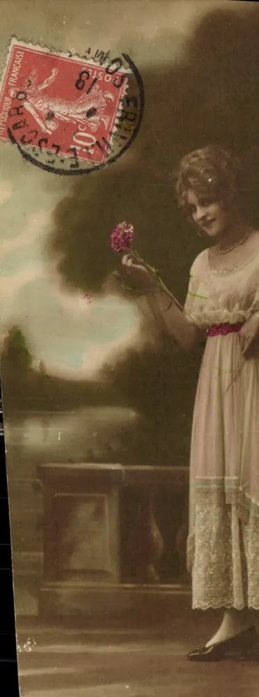 Mulher vestindo um vestido claro segurando uma flor — cena de jardim — editor não identificado - Frente