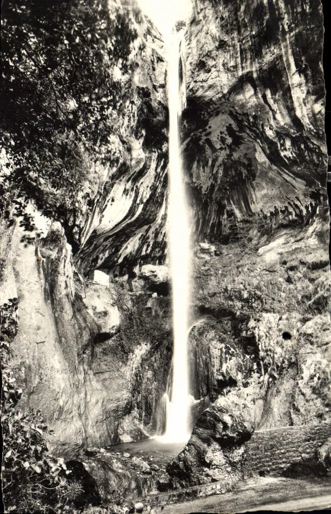 As Gorges do Lobo — Cachoeira de Courmes — Éditions Gilletta - Frente