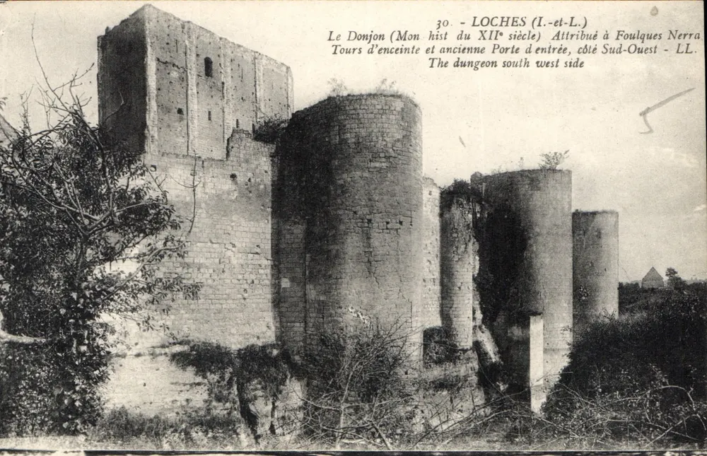 Loches (Loir-et-Cher) — Torre de defesa e torres da muralha do XIIº s. — LL - Frente