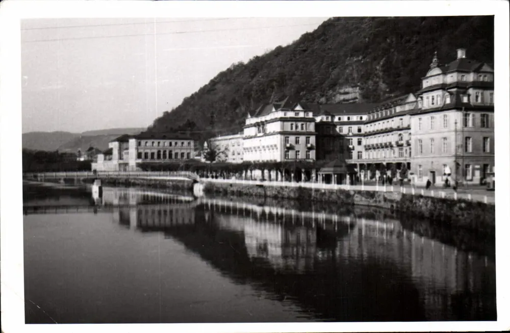 Cidade de Karlovy Vary — vista dos hotéis ao longo do rio — editor não visível - Frente