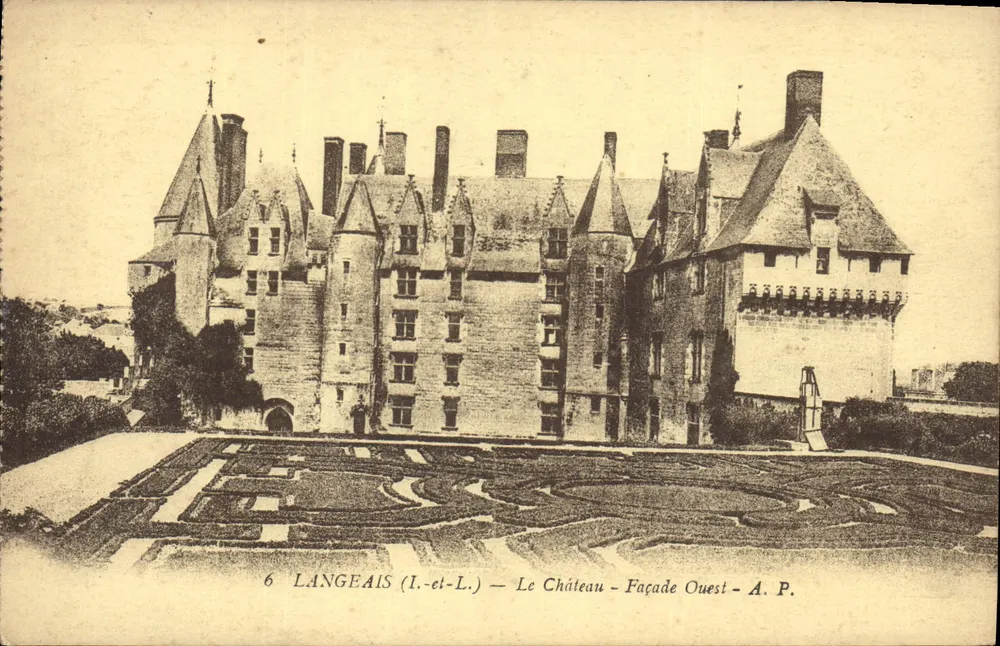 Langeais (Indre-et-Loire) — O Castelo — Fachada Oeste — A.P. - Frente