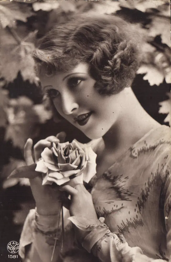 Jovem mulher segurando uma rosa — fotografia — A. Noter, n° 1581 - Frente