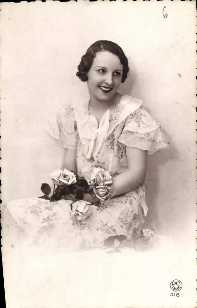 Mulher jovem sorridente — com buquê de rosas — PC Paris n°4181 - Frente