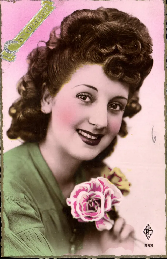 Mulher sorridente segurando uma rosa — editor P.F. n° 933 - Frente