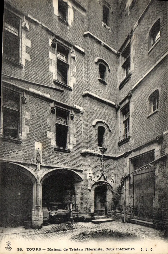 Tours — Casa de Tristan l'Hermite. Pátio interno — C. L. C. n°38 - Frente