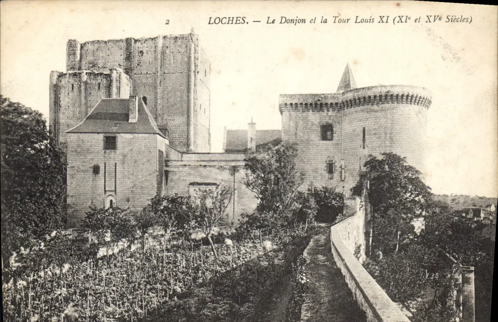 Loches — Der Bergfried und die Turm Louis XI (11. und 15. Jahrhundert) - Vorderseite