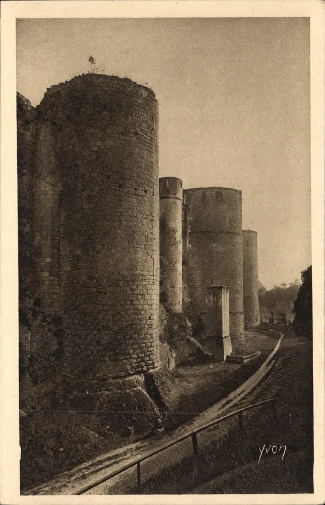 Castelo de Loches — Fachada Ocidental — Edição de Arte YVON - Frente