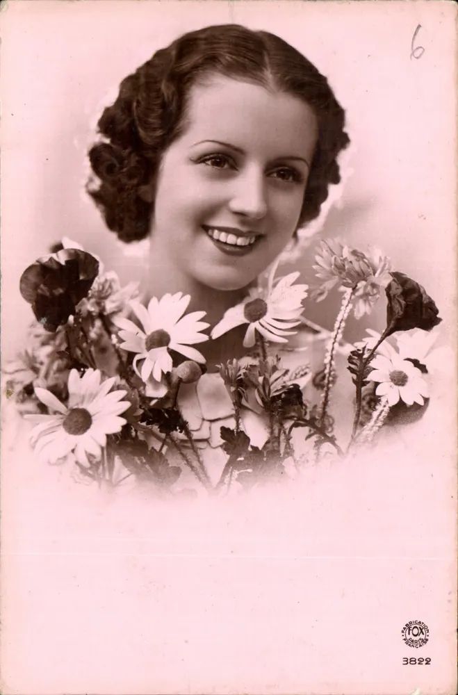 Jovem mulher sorridente — retrato com buquê de flores — editor Fox, n° 3822 - Frente