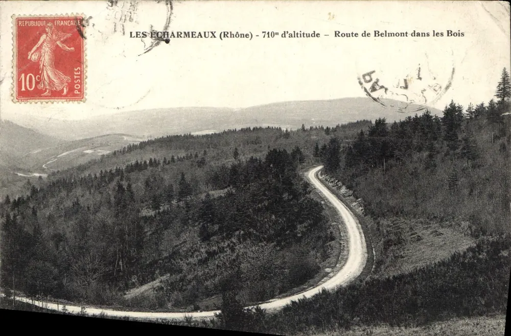 Les Echarmeaux (Rhône) — 710m Höhe — Route de Belmont in den Wäldern - Vorderseite