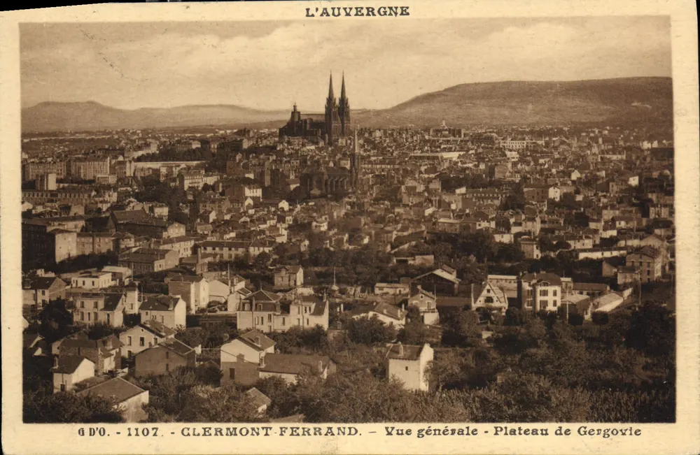 Clermont-Ferrand — Allgemeine Ansicht — Plateau de Gergovie — J. Gouttefangeas, Verlag - Vorderseite
