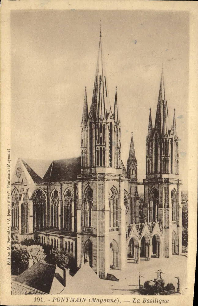Pontmain (Mayenne) — La Basilique — Édition M. Ponnier, 'A Jeanne d'Arc' - Frente