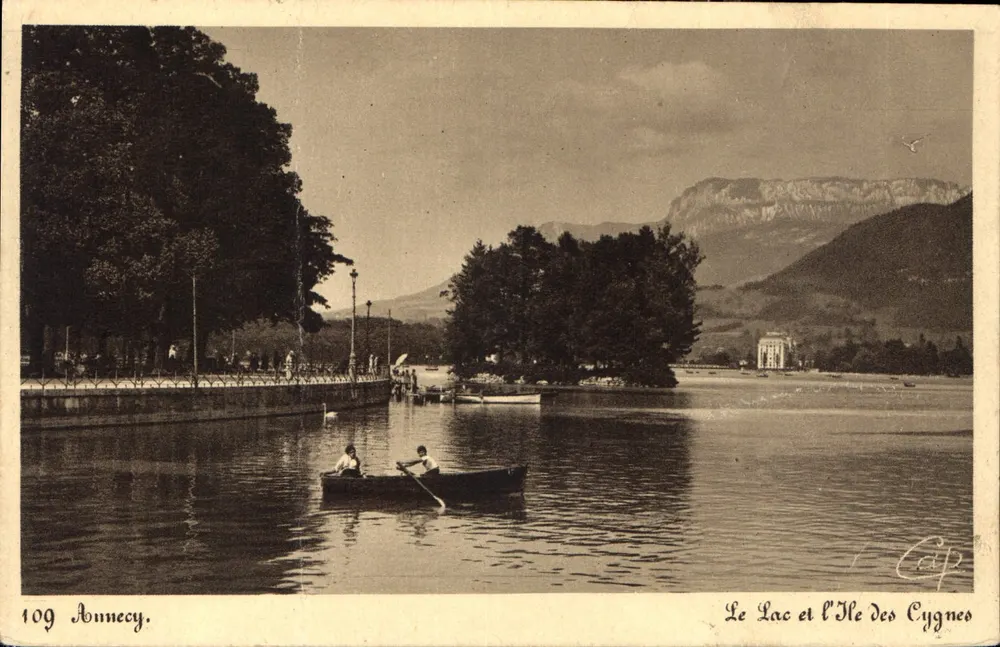 Anneycy — Le Lac et l'Île des Cygnes — CP des Arts Photo-Becanne-Scyllionnes - Recto
