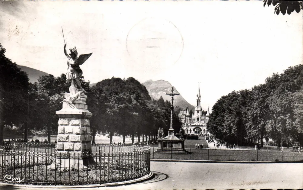 Lourdes — Allées de la Basilique — Hôtel Lapéyre, éditeur CLM, n°19 - Recto