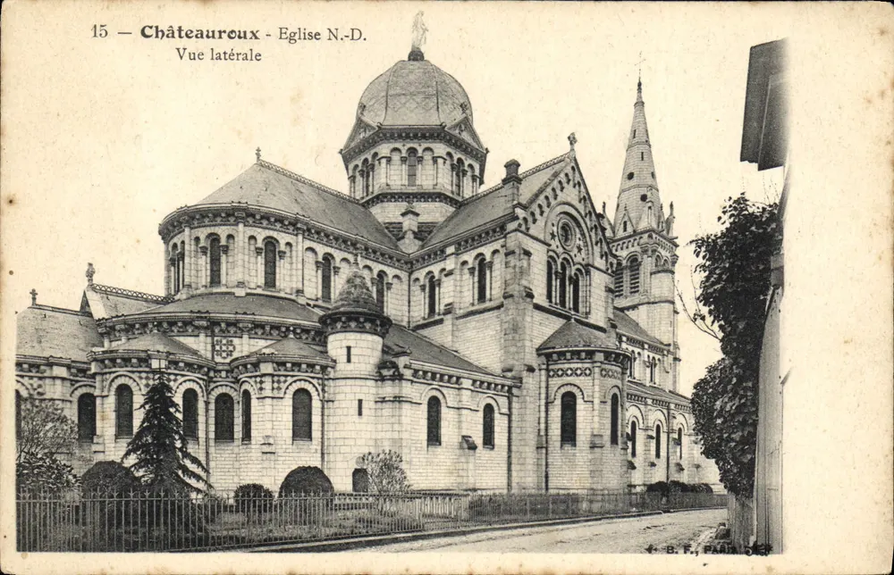 Châteauroux - Igreja N.-D. - Vista lateral — B.F. PARIS - Frente