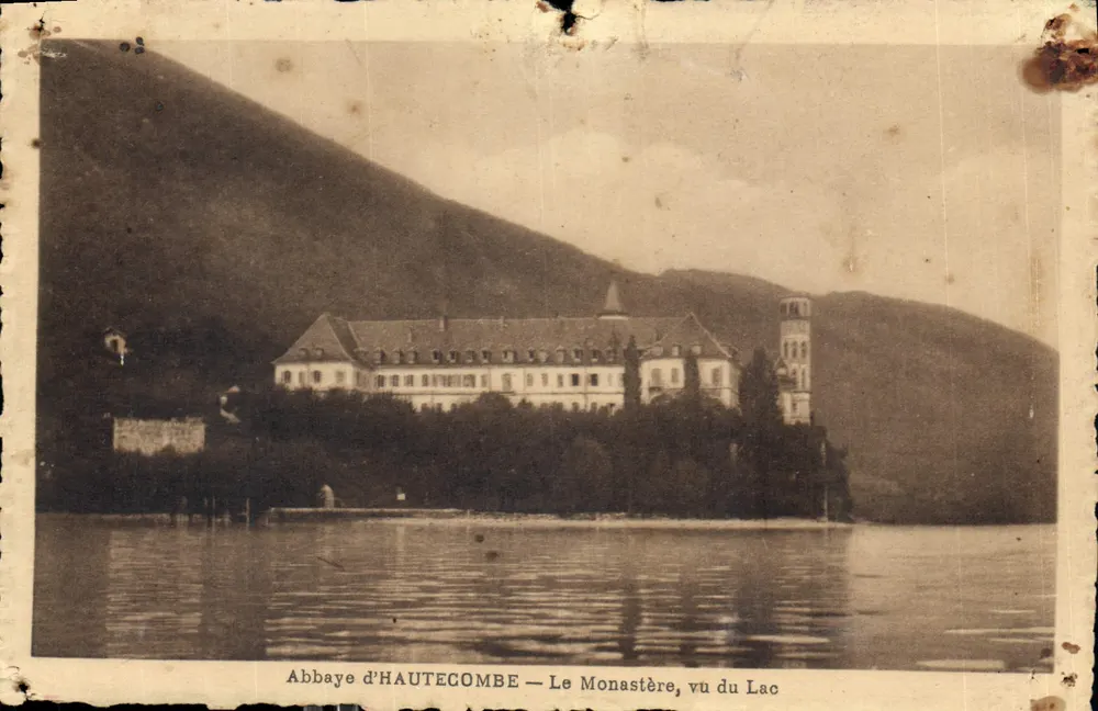 Abadia de HAUTECOMBE — O Mosteiro, visto do Lago - Frente