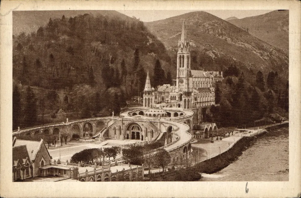 Lourdes — Vue d'ensemble sur la Basilique et le Château-Fort — Édition Lourdes - Frente