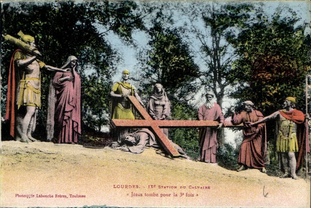 Lourdes - IX. Station des Kreuzwegs — « Jesus fällt zum dritten Mal » — Phototypie Labouche Frères, Toulouse - Vorderseite