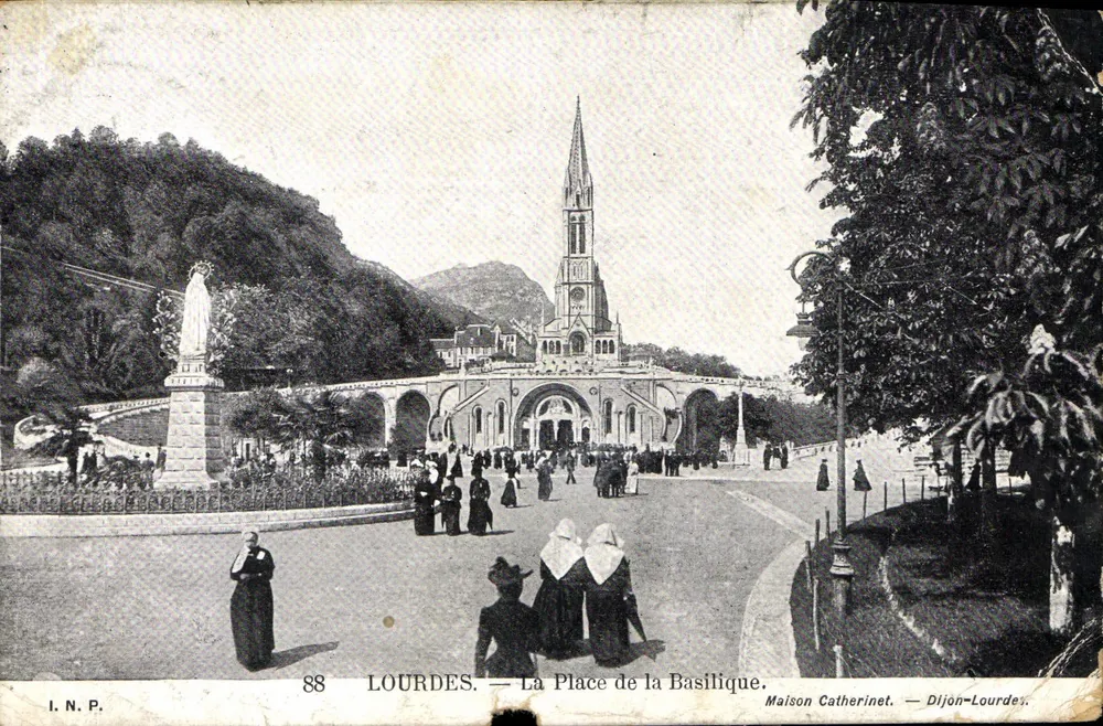 Lourdes — La Place de la Basilique — Maison Catherinet — Dijon-Lourdes - Frente