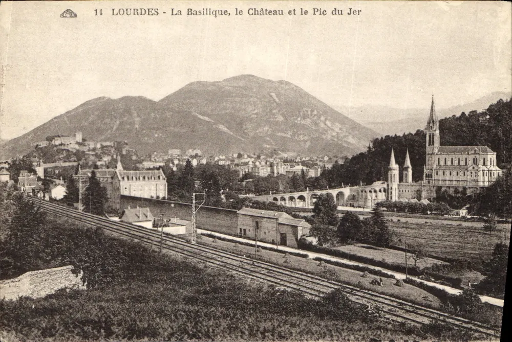Lourdes - Die Basilika, das Schloss und der Pic du Jer — unbekannter Verlag, n° 11 - Vorderseite
