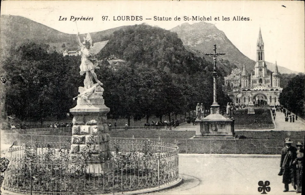 Lourdes — Statue des St-Michel und die Allées — Édition Grand Massin, n°97 - Vorderseite