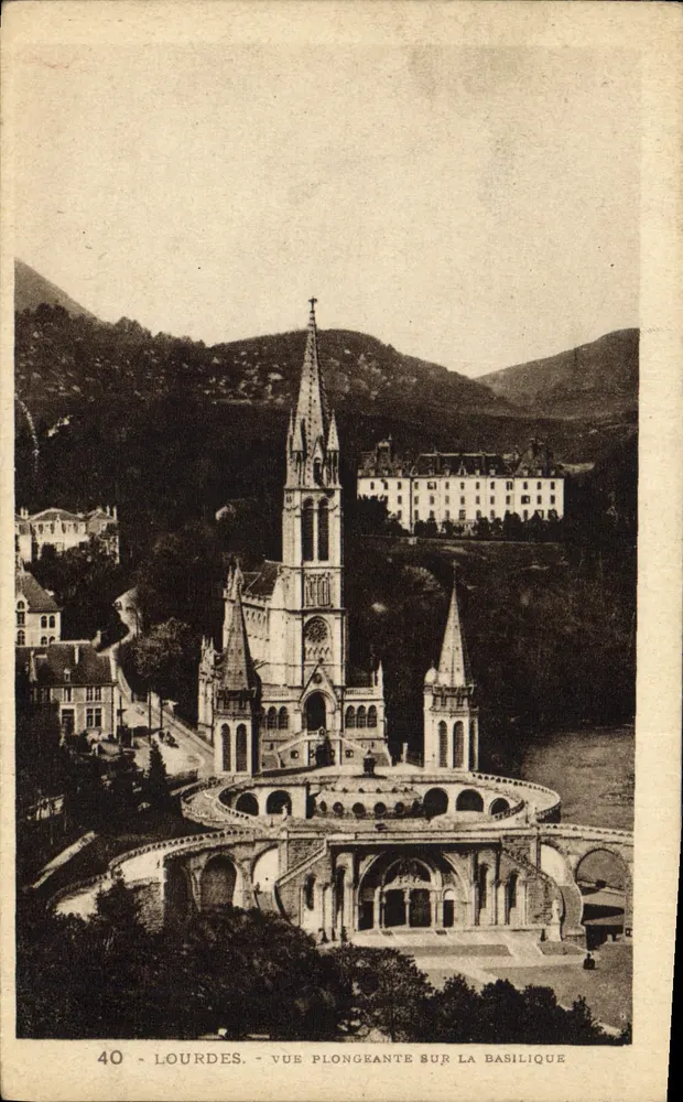 Lourdes - Vogelperspektive auf die Basilika — Cliché Labanuche Frères, n°40 - Vorderseite