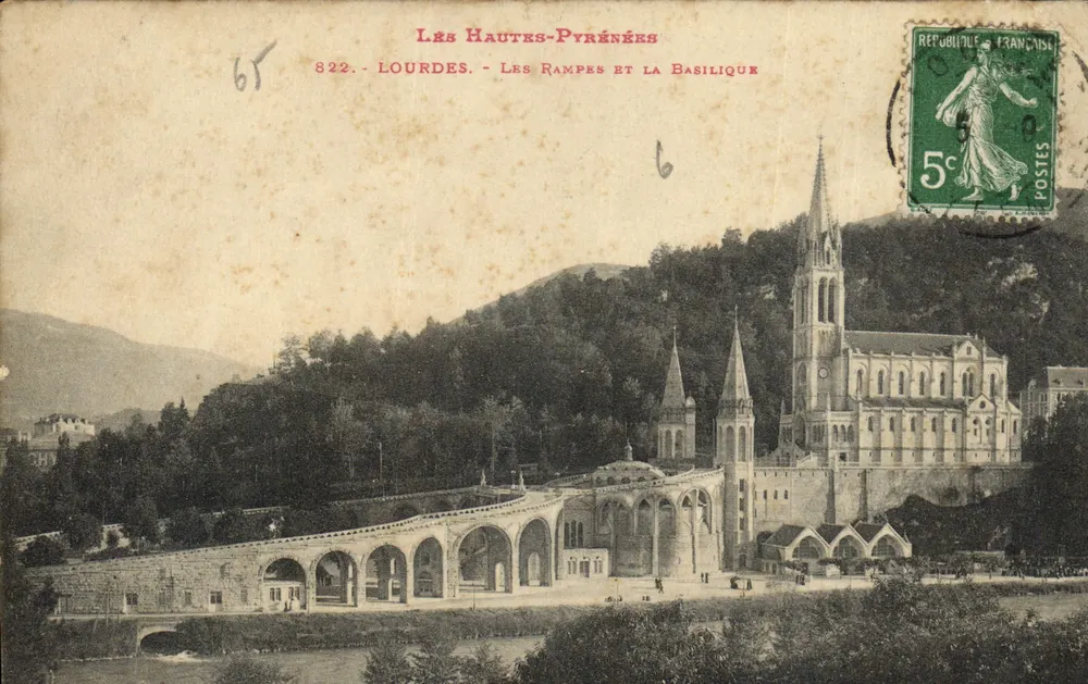 Lourdes - Die Rampes und die Basilika — Verlag: 822 - Les Hautes-Pyrénées - Vorderseite