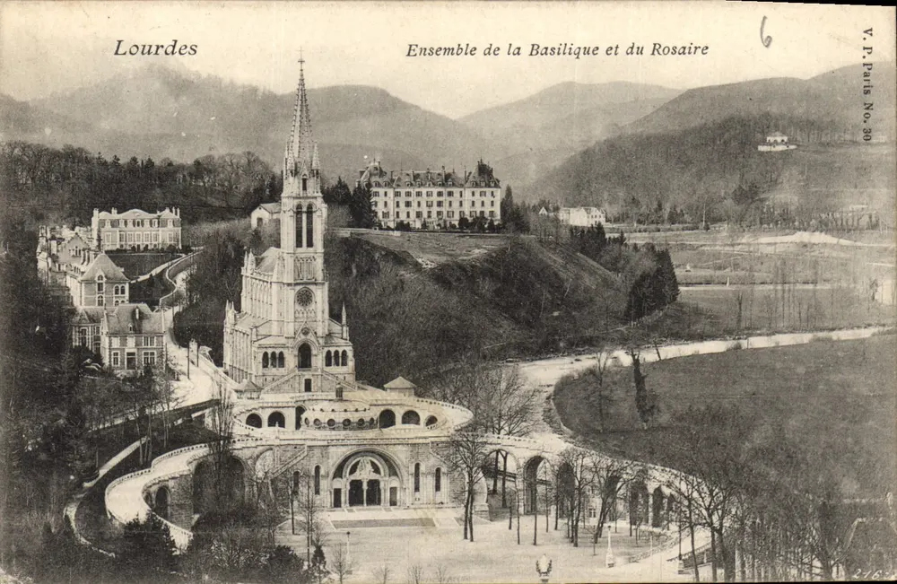 Lourdes — Ensemble der Basilika und des Rosenkranzes — V.P. Paris Nr. 30 - Vorderseite